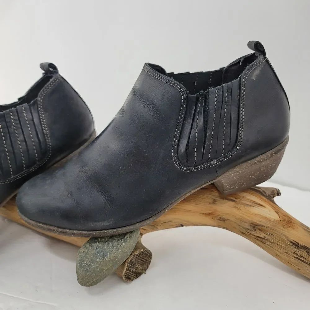 Clarks Black leather short booties with gusset